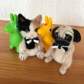 こつぶ様専用 羊毛フェルト ハンドメイドロディに乗ったパグちゃん 犬 マスコット