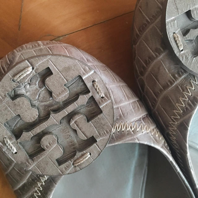 Tory Burch(トリーバーチ)のトリーバーチ 8.5 型押しフラットシューズ美品 レディースの靴/シューズ(バレエシューズ)の商品写真