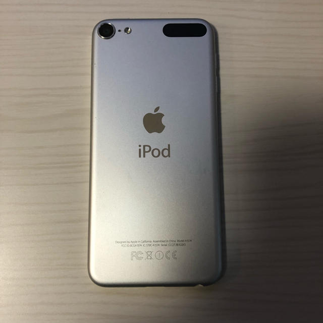 iPod touch(アイポッドタッチ)のMKH42J/A (iPod touch 16GB ｼﾙﾊﾞｰ) スマホ/家電/カメラのオーディオ機器(ポータブルプレーヤー)の商品写真