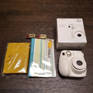 フジフイルム(富士フイルム)の
チェキ instax mini 7S　White（ホワイト）色(フィルムカメラ)