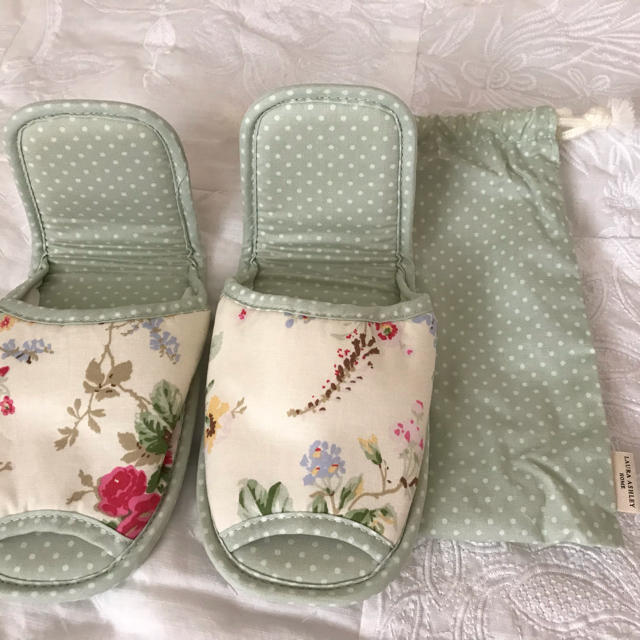 LAURA ASHLEY(ローラアシュレイ)の新品★ローラアシュレイ★携帯用スリッパ インテリア/住まい/日用品のインテリア小物(スリッパ/ルームシューズ)の商品写真