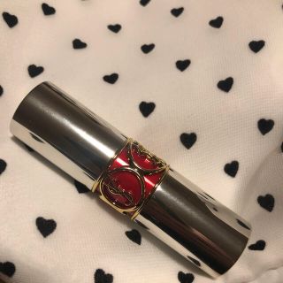 イヴサンローランボーテ(Yves Saint Laurent Beaute)のヴォリュプテ プランプインカラー 06 ルナティック レッド(口紅)