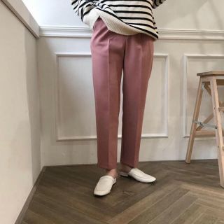 ユナイテッドアローズ(UNITED ARROWS)のNOKCHAスリムスラックスパンツpink(カジュアルパンツ)