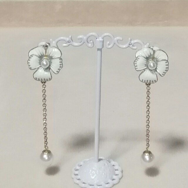 新品💗パンジーフラワーFLOWER💜揺れるパール💙ピアス💗の通販 by シマとニイニ's shop｜ラクマ