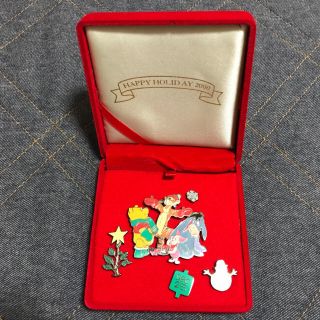 クマノプーサン(くまのプーさん)のmickey love様専用です！プーさん ピンバッチ ハッピーホリデー2000(バッジ/ピンバッジ)