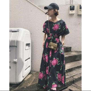 アメリヴィンテージ(Ameri VINTAGE)のAMERIvintage LUCY V-NECK DRESS(ロングワンピース/マキシワンピース)