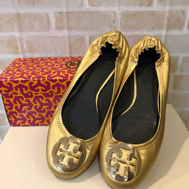 Tory Burch(トリーバーチ)のトリーバーチ 24.5cm ゴールド パンプス 美品 レディースの靴/シューズ(ハイヒール/パンプス)の商品写真