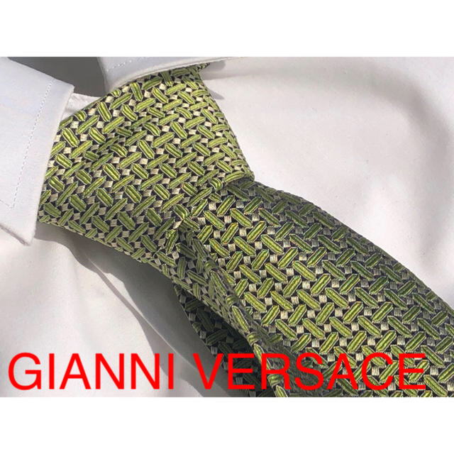 Gianni Versace(ジャンニヴェルサーチ)のGIANNI VERSACE 高級シルク100% メンズのファッション小物(ネクタイ)の商品写真