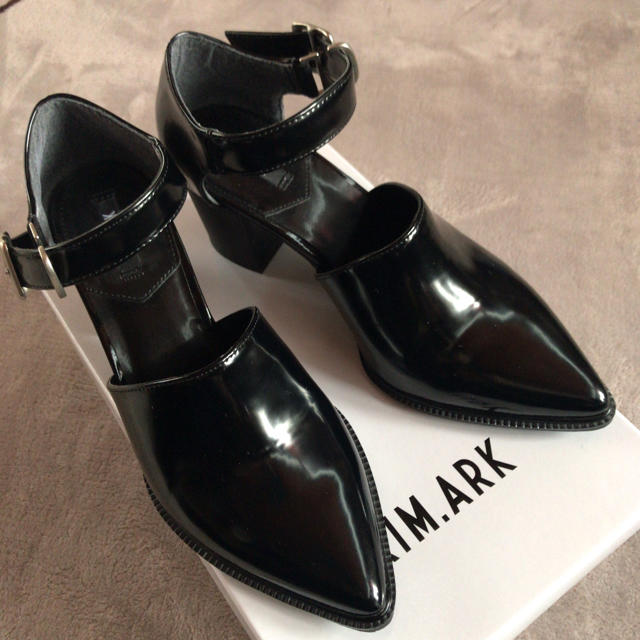 ACNE(アクネ)のRIM.ARK Bubkle belt heel shose レディースの靴/シューズ(ハイヒール/パンプス)の商品写真