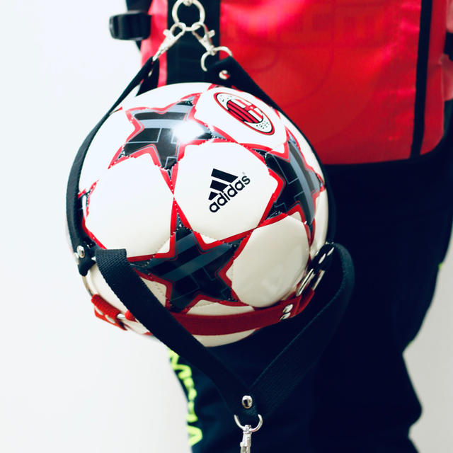 りりり様【ブラック✗ダークレッド】ボールケース　サッカーボール入れ スポーツ/アウトドアのサッカー/フットサル(ボール)の商品写真