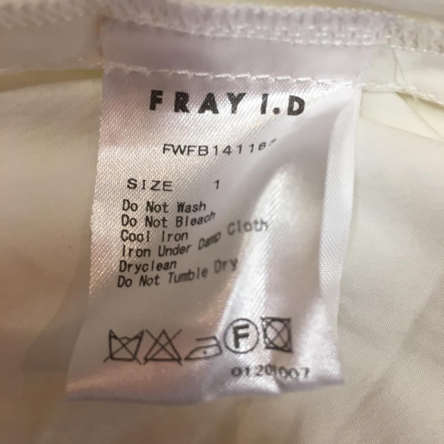 FRAY I.D(フレイアイディー)のFRAY.I.D 白ブラウス♡パールボタン レディースのトップス(シャツ/ブラウス(半袖/袖なし))の商品写真