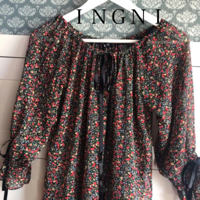 INGNI(イング)のＩＮＧＮＩ イング☆小花柄 シャーリングリボンブラウス レディースのトップス(シャツ/ブラウス(長袖/七分))の商品写真