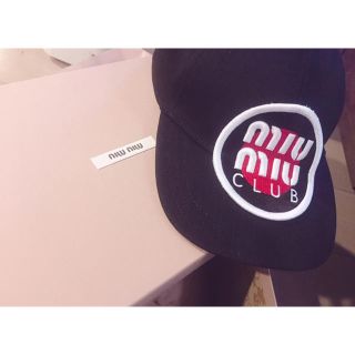 ミュウミュウ(miumiu)のmiumiu ベースボールキャップ ロゴ 黒(キャップ)