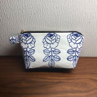 マリメッコ(marimekko)のヴィヒキルース ウェディングローズで作成しましたポーチです(ポーチ)