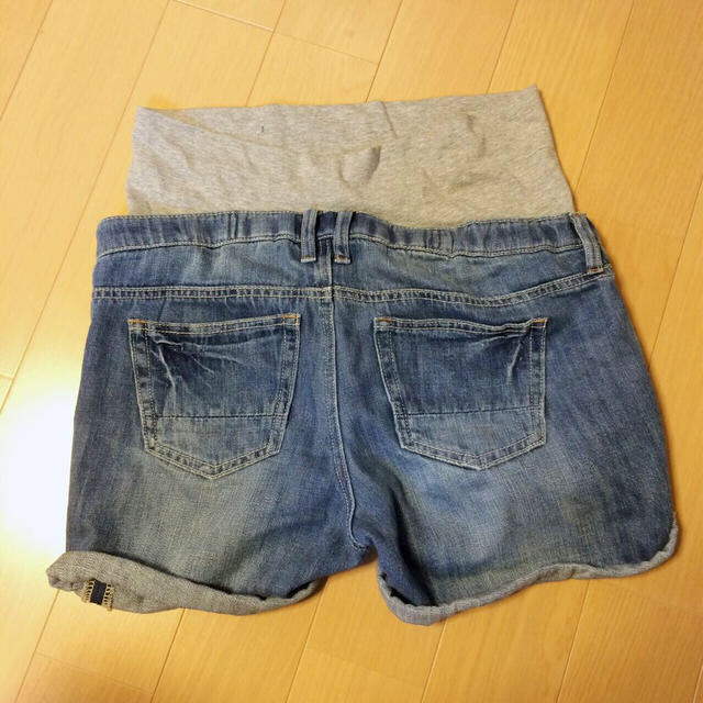 マタニティ デニム ショートパンツ キッズ/ベビー/マタニティのマタニティ(マタニティウェア)の商品写真