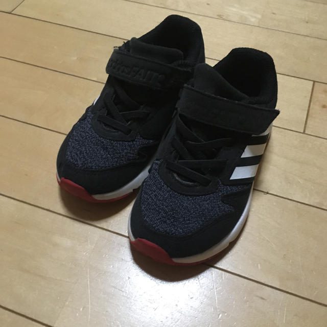 adidas(アディダス)のアディダススニーカー17センチ キッズ/ベビー/マタニティのキッズ靴/シューズ(15cm~)(スニーカー)の商品写真