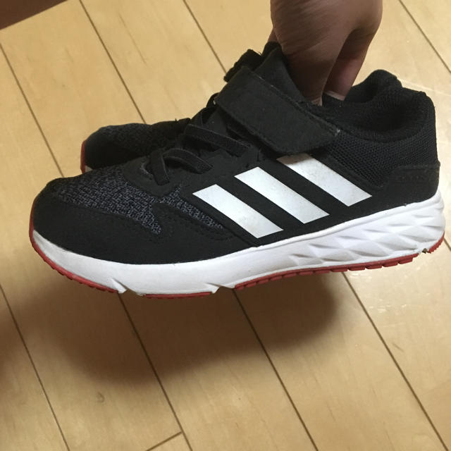 adidas(アディダス)のアディダススニーカー17センチ キッズ/ベビー/マタニティのキッズ靴/シューズ(15cm~)(スニーカー)の商品写真