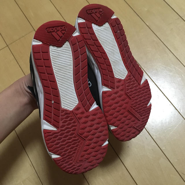 adidas(アディダス)のアディダススニーカー17センチ キッズ/ベビー/マタニティのキッズ靴/シューズ(15cm~)(スニーカー)の商品写真