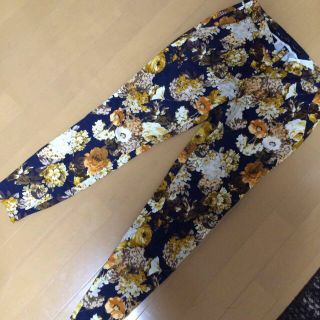 ザラ(ZARA)のZARA 花柄 パンツ(クロップドパンツ)