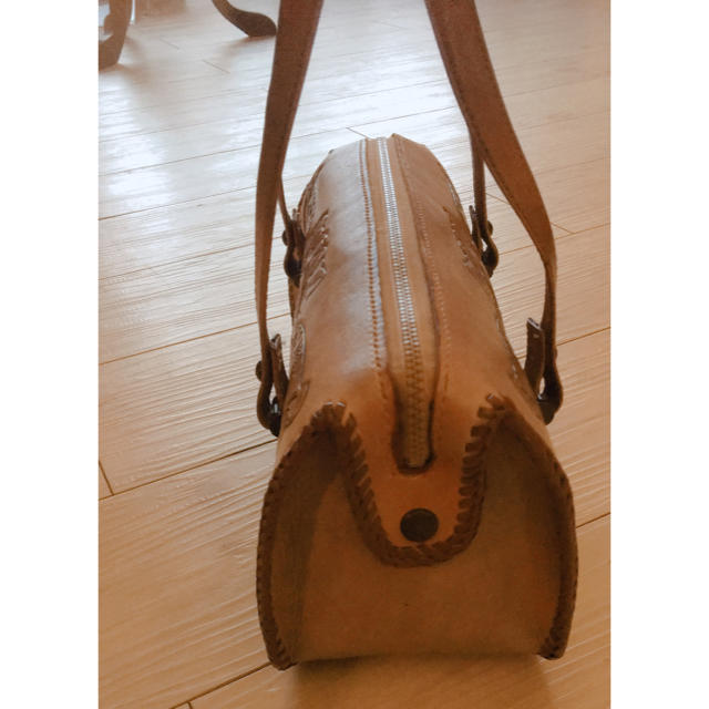 レトロ本革レザーカービングバッグ レディースのバッグ(ショルダーバッグ)の商品写真