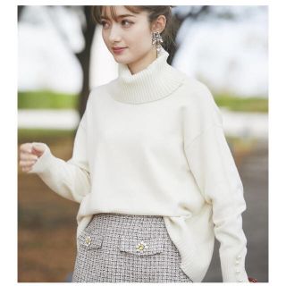 トッコ(tocco)の売り切り♡新品♡トッコ♡ 袖口パール付きタートルネックニット ♡アイボリー(ニット/セーター)