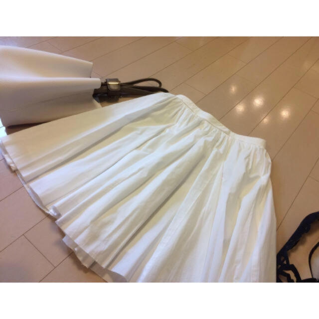 TOMORROWLAND(トゥモローランド)のトゥモローランド  マカフィー ホワイトフレアスカート レディースのスカート(ひざ丈スカート)の商品写真