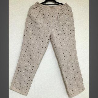 フェリシモ(FELISSIMO)のレースクロップドパンツ(ベージュ)(クロップドパンツ)