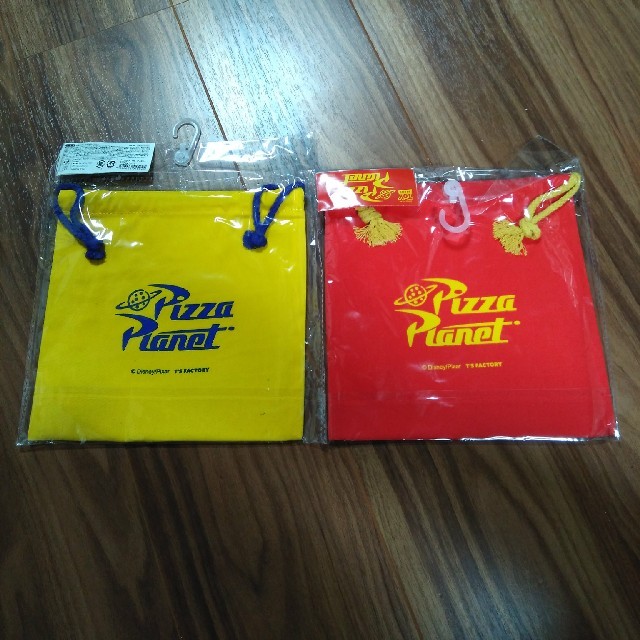 トイ・ストーリー(トイストーリー)の🍕ピザプラネット🍕　巾着2個セット レディースのファッション小物(ポーチ)の商品写真