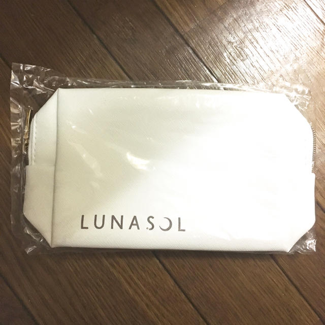 LUNASOL(ルナソル)のルナソル ノベルティ ポーチ 白 レディースのファッション小物(ポーチ)の商品写真