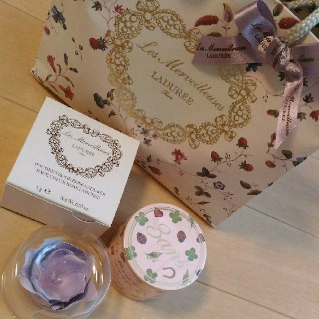 LADUREE(ラデュレ)の新品　ラデュレ　LADUREE　3周年限定　薔薇　チーク　フェースパウダー コスメ/美容のベースメイク/化粧品(フェイスパウダー)の商品写真