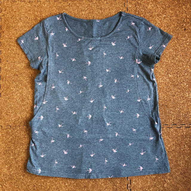 ベルメゾン(ベルメゾン)の授乳服 Tシャツ フラミンゴ柄 チャコールグレー キッズ/ベビー/マタニティのマタニティ(マタニティトップス)の商品写真