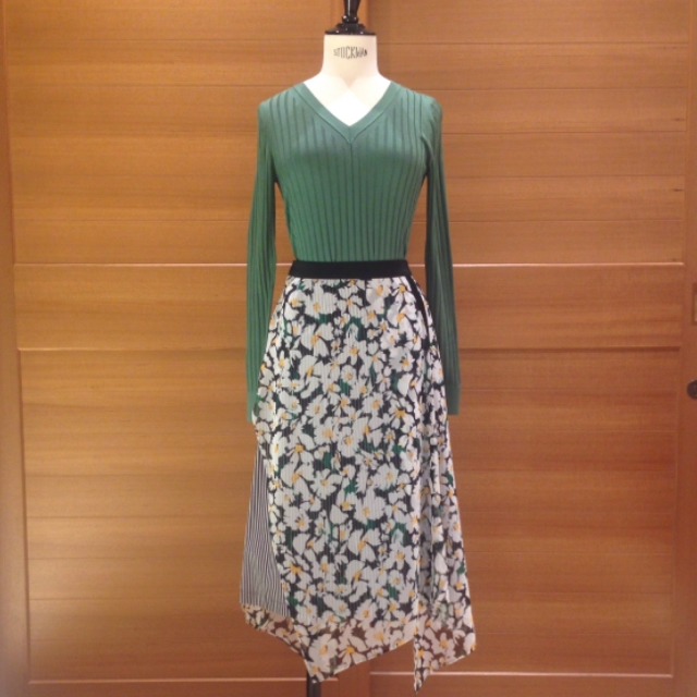 STUDIOUS(ステュディオス)のアキラナカ akira naka 花柄スカート レディースのスカート(ロングスカート)の商品写真