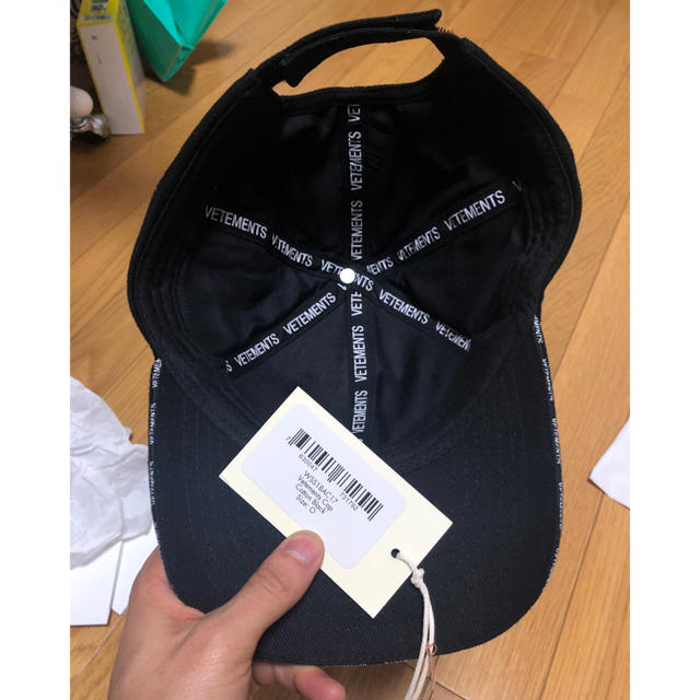 Balenciaga(バレンシアガ)のVETEMENTS ヴェトモン ベイスボールキャップ メンズの帽子(キャップ)の商品写真