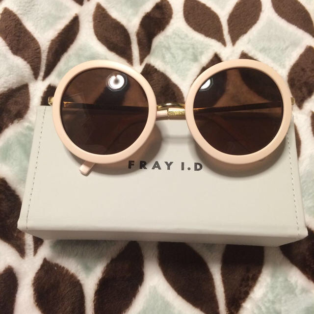 FRAY I.D(フレイアイディー)のFRAY.IDサングラス白フレーム レディースのファッション小物(サングラス/メガネ)の商品写真