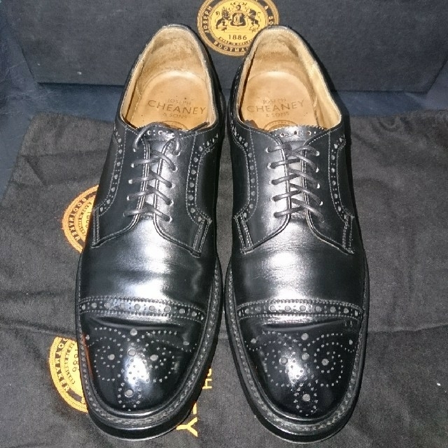 CHEANEY(チーニー)の【値下げ中】CHEANEY LOATLAND BLACK 6E セミブローグ メンズの靴/シューズ(ドレス/ビジネス)の商品写真