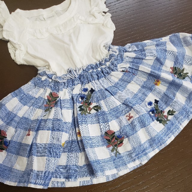 NEXT(ネクスト)の＊NEXTbaby＊刺繍入りフリルワンピース キッズ/ベビー/マタニティのベビー服(~85cm)(ワンピース)の商品写真