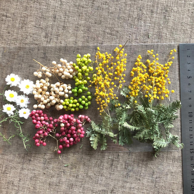 ペッパーベリー3色とミモザのドライフラワーと花かんざしセット ハンドメイドのフラワー/ガーデン(ドライフラワー)の商品写真