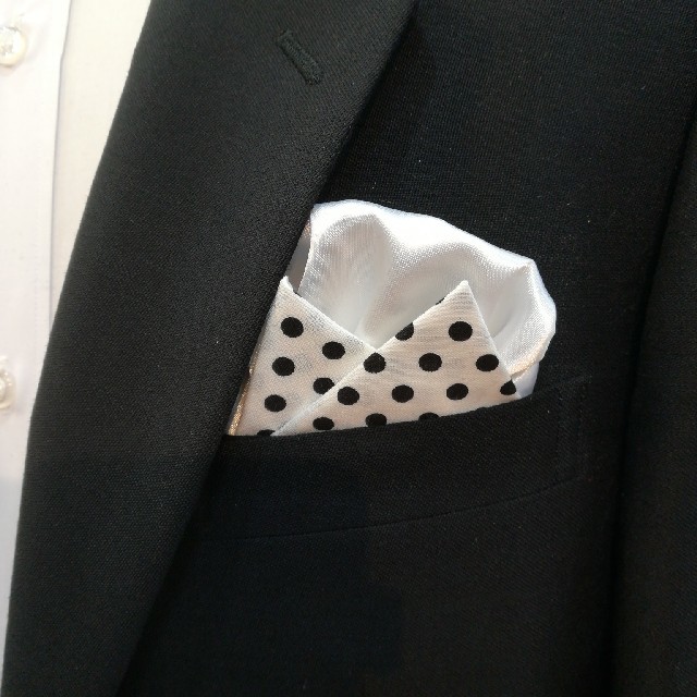 スーツ屋が作ったポケットチーフ　白のドットとホワイトリネン メンズのファッション小物(ネクタイ)の商品写真