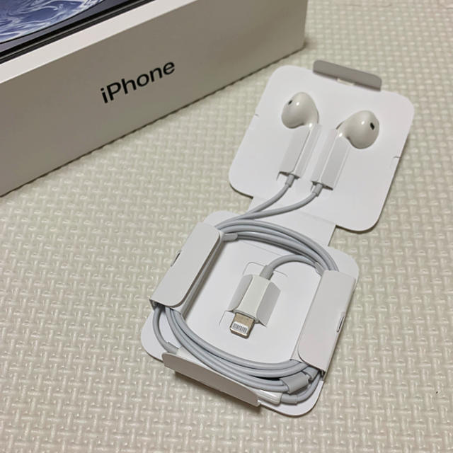 iPhone(アイフォーン)のイヤホン 正規品 スマホ/家電/カメラのオーディオ機器(ヘッドフォン/イヤフォン)の商品写真