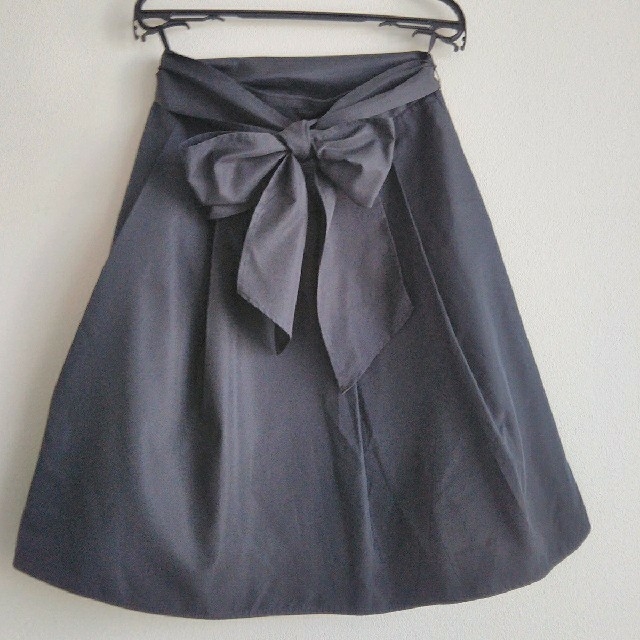 Peyton Place(ペイトンプレイス)の黒　スカート　取り外し可能リボン付き レディースのスカート(ひざ丈スカート)の商品写真