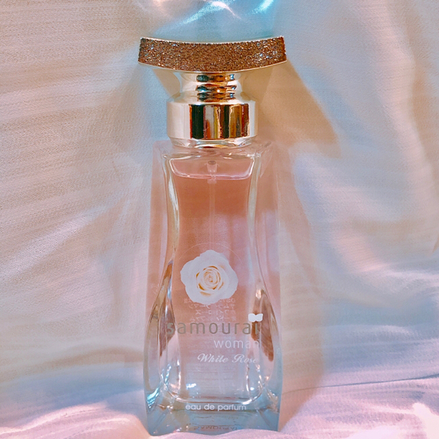 SAMOURAI(サムライ)のサムライウーマン ホワイトローズ オードパルファム 40mL コスメ/美容の香水(香水(女性用))の商品写真