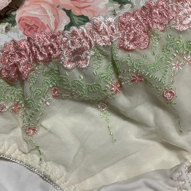新品 花刺繍ブラセットB70 レディースの下着/アンダーウェア(ブラ&ショーツセット)の商品写真