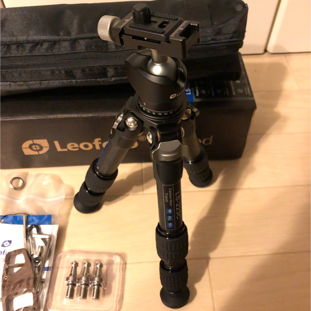 Manfrotto(マンフロット)のLeofoto LS-223C＋LH25 三脚、自由雲台 堅牢性 軽量カーボン  スマホ/家電/カメラのカメラ(その他)の商品写真