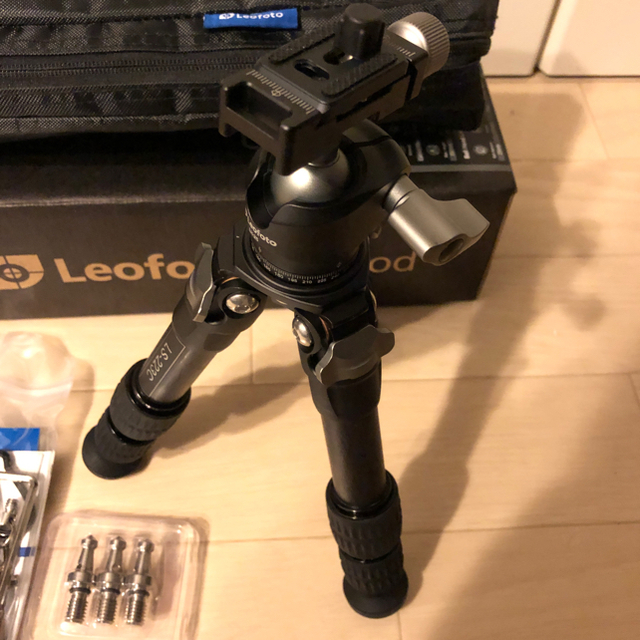 Manfrotto(マンフロット)のLeofoto LS-223C＋LH25 三脚、自由雲台 堅牢性 軽量カーボン  スマホ/家電/カメラのカメラ(その他)の商品写真