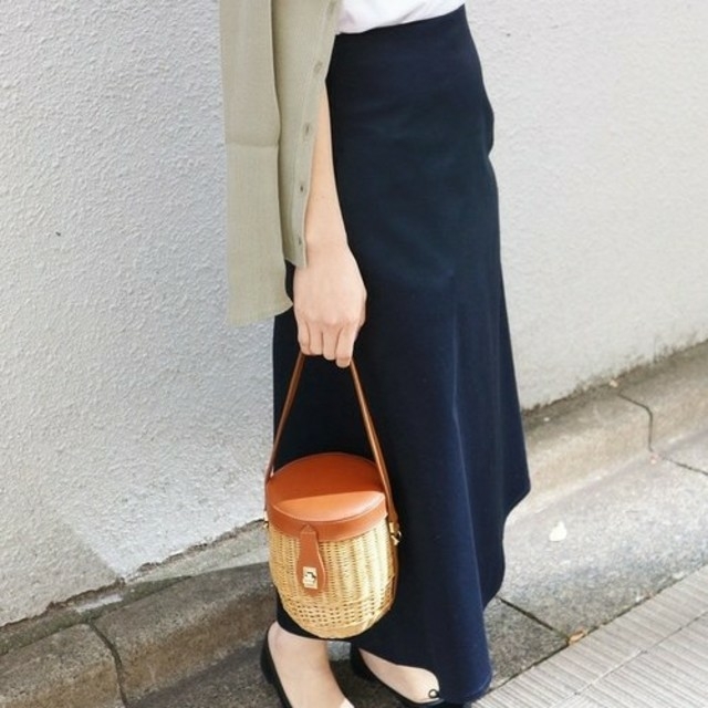 IENA(イエナ)の新品タグ付き　2018SS　イエナ　コンパクトサテントラペーズスカート レディースのスカート(ロングスカート)の商品写真