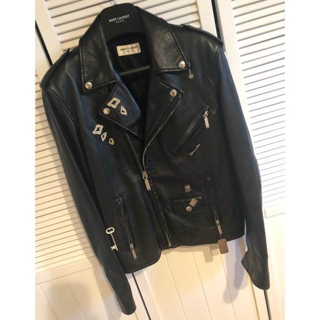 Saint Laurent(サンローラン)のm.p様専用！定価110万位サンローラン バッチ ライダース 新品 付属品全て有 メンズのジャケット/アウター(ライダースジャケット)の商品写真