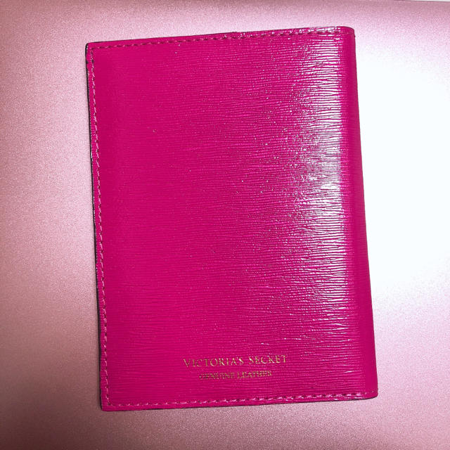 Victoria's Secret(ヴィクトリアズシークレット)のヴィクトリアシークレット パスポートケース レディースのファッション小物(パスケース/IDカードホルダー)の商品写真