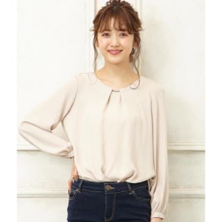 イング(INGNI)の(新品タグ付き)INGNI ピン付トロミ裾タックブラウス(グレー系)(シャツ/ブラウス(長袖/七分))