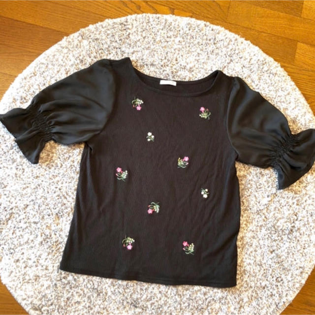 HONEYS(ハニーズ)の花柄トップス レディースのトップス(Tシャツ(半袖/袖なし))の商品写真