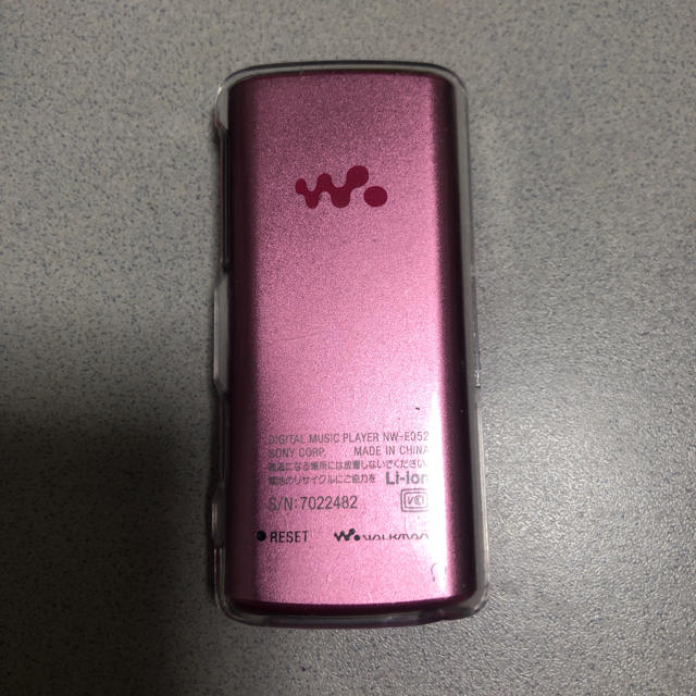 WALKMAN(ウォークマン)のSONY WALKMAN NW-E052(ピンク) スマホ/家電/カメラのオーディオ機器(ポータブルプレーヤー)の商品写真